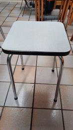 Formica keukentafel mer 3 stoelen en 2 krukjes, Ophalen, Gebruikt