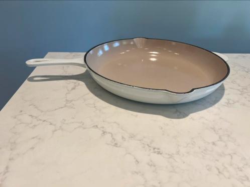 Le Creuset Skillet, 30 cm wit in heel goede staat, Huis en Inrichting, Keuken | Potten en Pannen, Zo goed als nieuw, Koekenpan of Braadpan