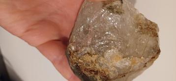 Pierre  précieuse brut tient la lumière  beschikbaar voor biedingen