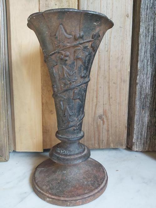 Mooie zware franse gietijzeren tuin vaas met bladdecoratie, Antiek en Kunst, Curiosa en Brocante, Ophalen of Verzenden