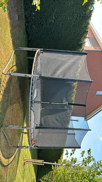 Heel grote trampoline  beschikbaar voor biedingen