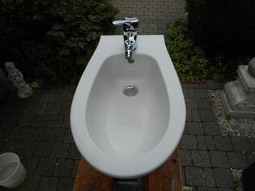 Hang-bidet Lanova/mengkraan beschikbaar voor biedingen