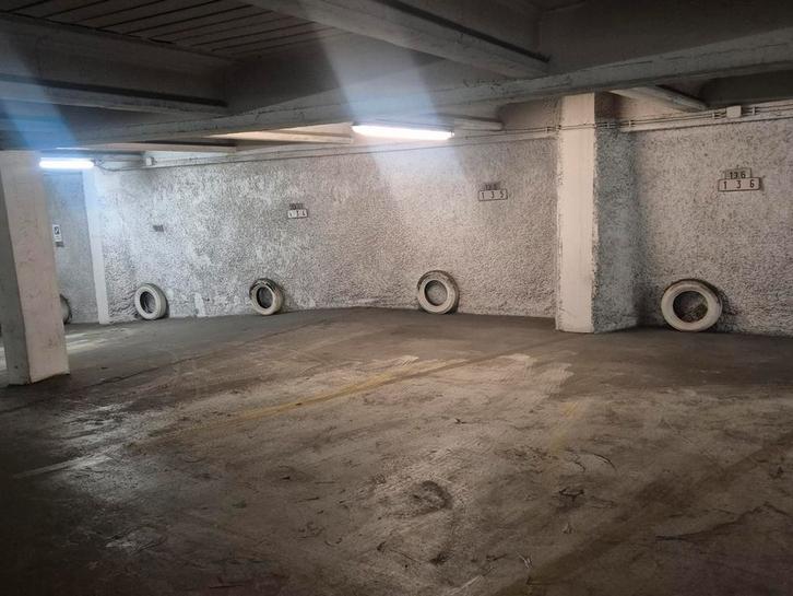 Emplacement de parking à louer place Stéphanie, Immo, Garages & Places de parking, Bruxelles