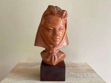 Buste dame gesign Paul Sersté(1910-2000) voet van hout  beschikbaar voor biedingen