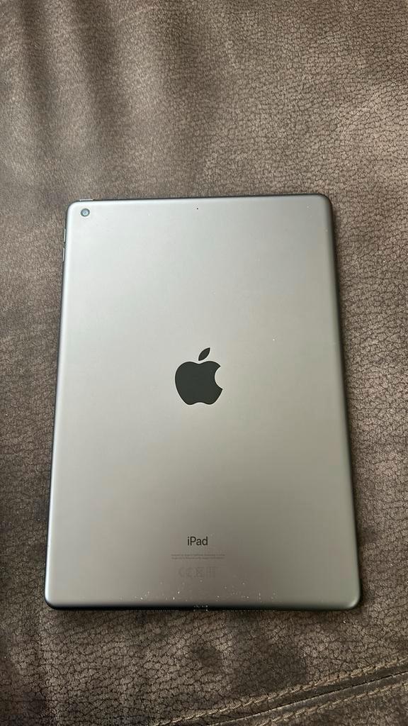 iPad 2020 (8e generatie) + Logitech toetsenbordhoes, Computers en Software, Apple iPads, Zo goed als nieuw, Apple iPad, 10 inch