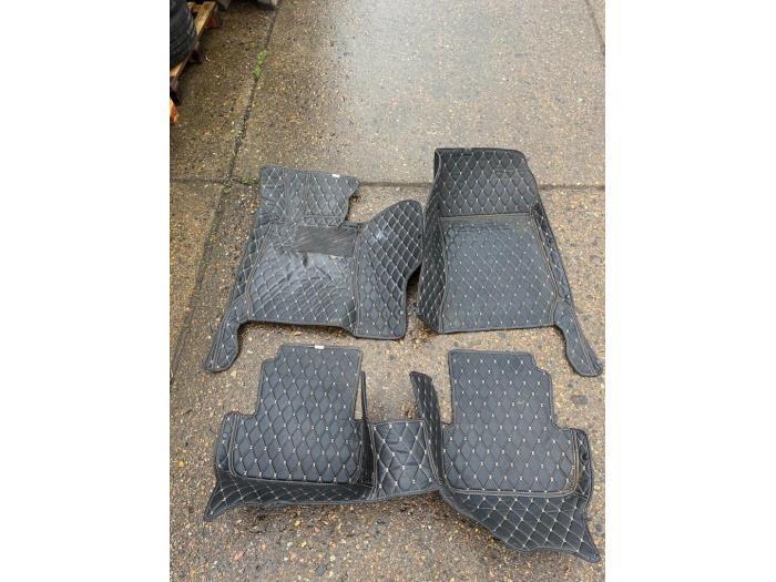 Kit tapis d'un Mercedes C-Klasse, Autos : Pièces & Accessoires, Habitacle & Garnissage, Mercedes-Benz, Utilisé, 3 mois de garantie