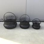 3 Metalen korven, Ophalen