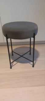 Grijs kleurige velours krukje van Jysk., Enlèvement, Comme neuf, Matériaux autres