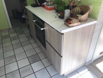 Keukenmeubel met of zonder oven beschikbaar voor biedingen