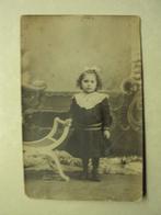 55156 - HUY - KLEIN MEISJE POSEERT VOOR FOTO - ZIE 2 FOTOS, Verzenden