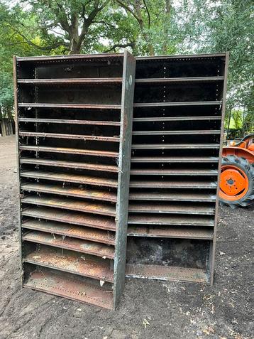 2 legerkasten beschikbaar voor biedingen