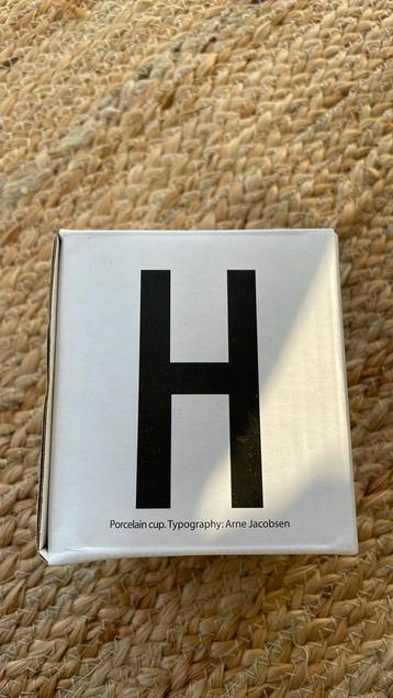 Design letters Arne Jacobsen cup beschikbaar voor biedingen