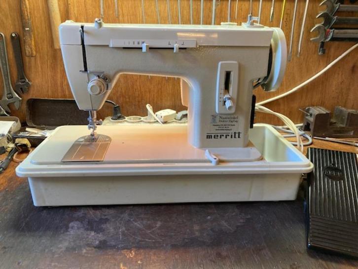 Merrit naaimachine - degelijke machine met roterende grijper, Hobby en Vrije tijd, Naaimachines en Toebehoren, Gebruikt, Naaimachine