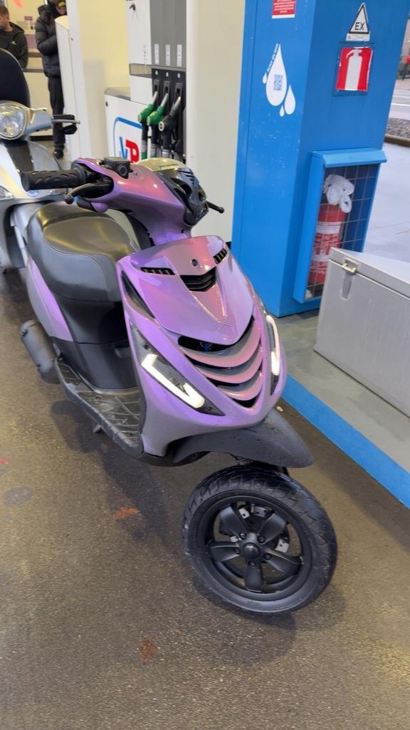 Piaggio zip 4t carb a klasse, Fietsen en Brommers, Scooters | Piaggio, Zo goed als nieuw, Zip, Ophalen