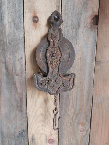 Decoratieve oude ijzeren katrol met originele ketting - haak beschikbaar voor biedingen