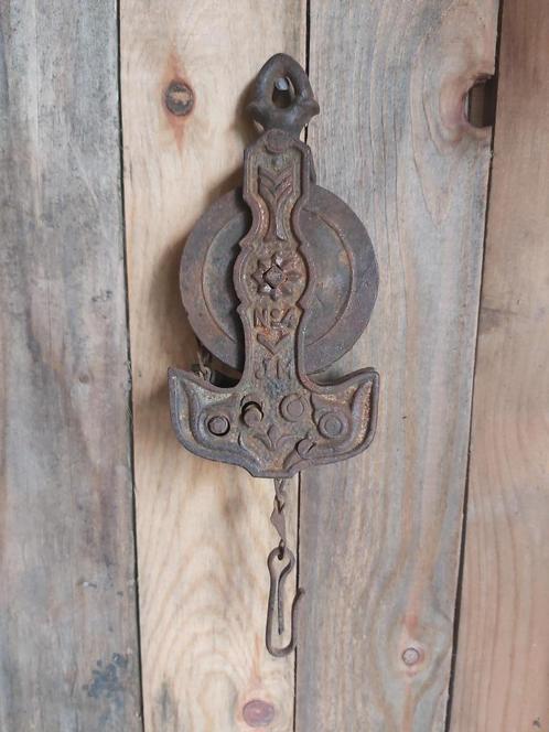Decoratieve oude ijzeren katrol met originele ketting - haak, Antiek en Kunst, Curiosa en Brocante, Ophalen of Verzenden