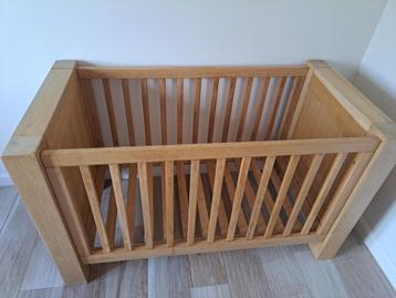 Stevig houten babybed beschikbaar voor biedingen