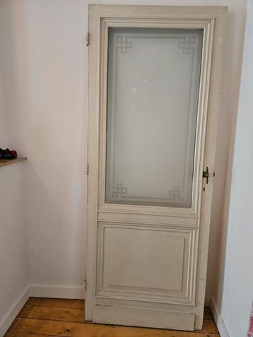 Vintage massief houten deur met mooi mat glas beschikbaar voor biedingen