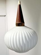 Hanglamp in de stijl van Louis Kalff , opaline melkglas lamp, Antiquités & Art, Antiquités | Éclairage, Enlèvement ou Envoi