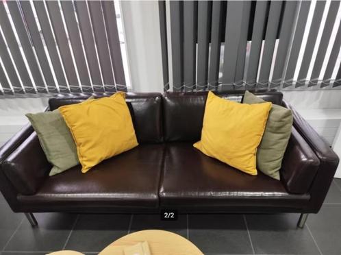 IKEA 3-zitsbank in kastanjebruine lederlook, Huis en Inrichting, Zetels | Zetels, Zo goed als nieuw, Rechte bank, Driepersoons