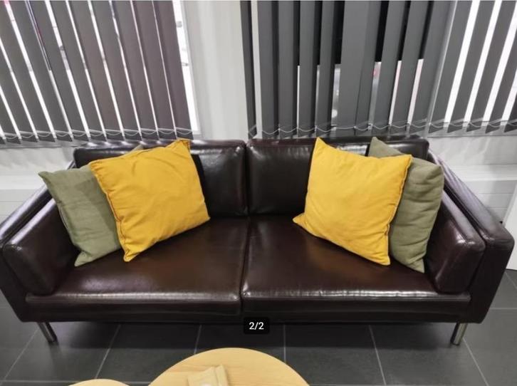 IKEA 3-zitsbank in kastanjebruine lederlook, Huis en Inrichting, Zetels | Zetels, Zo goed als nieuw, Rechte bank, Driepersoons