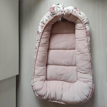 Babynestje met rozen beschikbaar voor biedingen