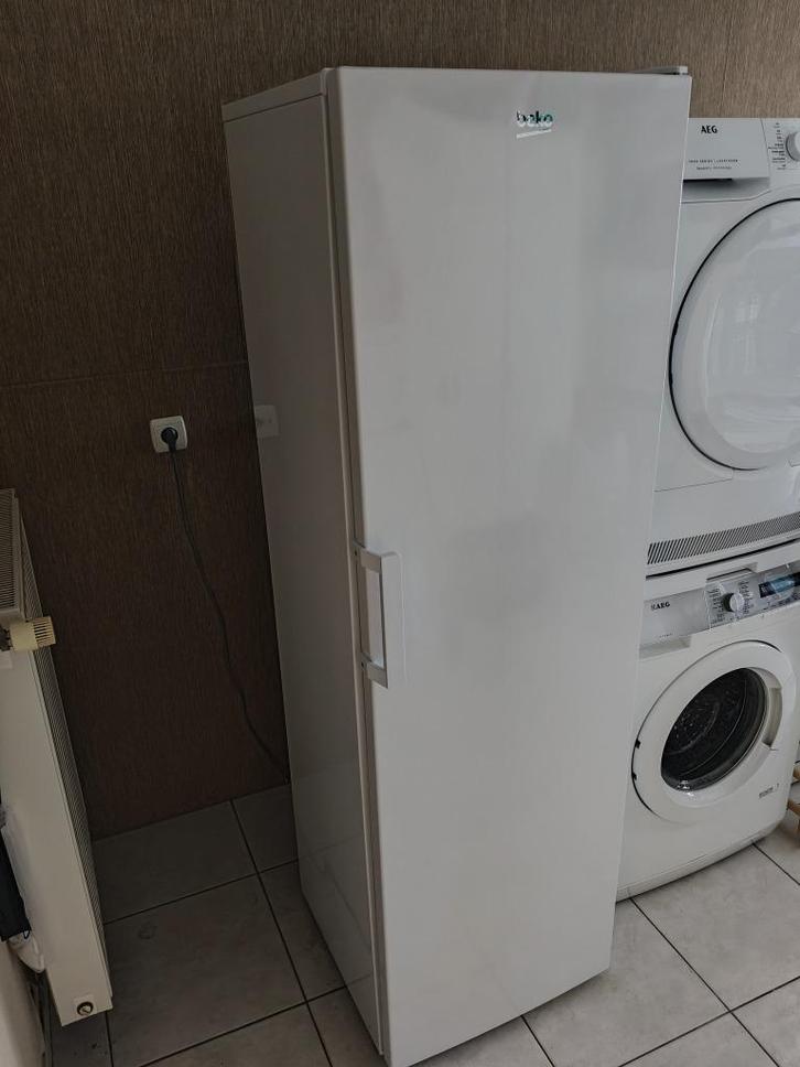 Ruime Koelkast 367L - 3 jaar oud, Elektronische apparatuur, Koelkasten en IJskasten, Zo goed als nieuw, Zonder vriesvak, 200 liter of meer