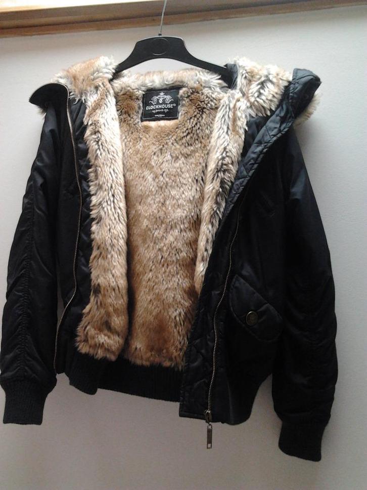 GEZOCHT: jas met kap en pels, Kleding | Dames, Jassen | Winter, Maat 42/44 (L), Zwart, Ophalen of Verzenden