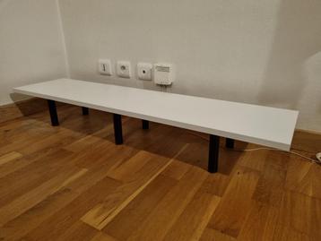 Witte tablet met zwarte poten beschikbaar voor biedingen