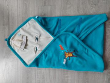 Blauw maxi cosi deken + bijhorende witte muts beschikbaar voor biedingen