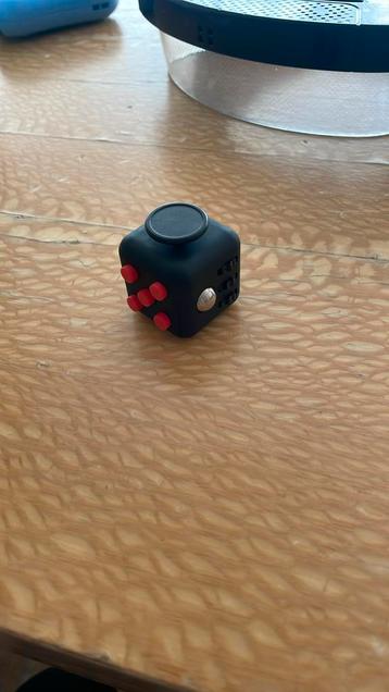 Fidget cube beschikbaar voor biedingen
