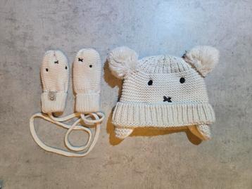 Muts en handschoenen 0-4 maanden beschikbaar voor biedingen