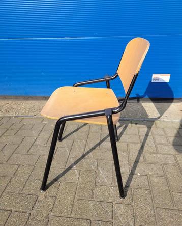 Lot 40x Eromes koppelbare stapelstoelen Klassiek beschikbaar voor biedingen