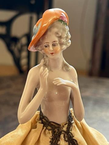 LAMPE EN PORCELAINE DEMI-POUPÉE DANS UN DÔME EN VERRE, Enlèvement ou Envoi