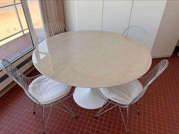 4 originele wired Eames designstoelen met wit zitvlak beschikbaar voor biedingen