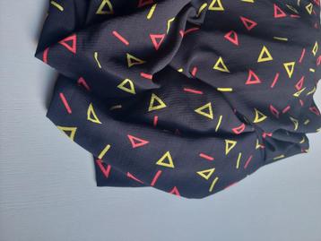 1236) 2,2 meter geweven mode stof driehoekjes op zwart beschikbaar voor biedingen