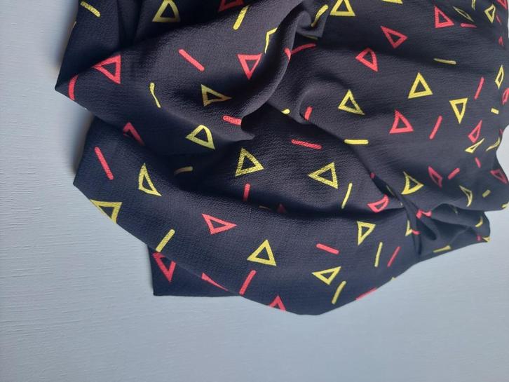 1236) 2,2 meter geweven mode stof driehoekjes op zwart, Hobby en Vrije tijd, Stoffen en Lappen, Nieuw, Polyester, 120 cm of meer