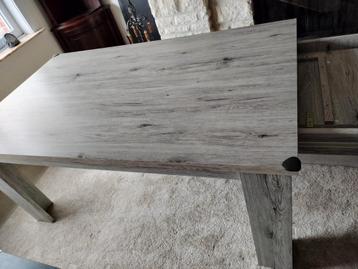 Eettafel en vatrine in heel goede staat , grijs kleur., Enlèvement, Utilisé