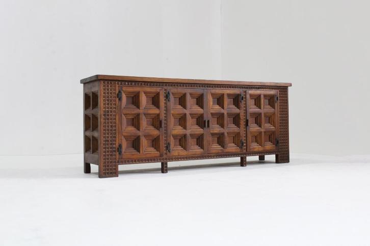 Vintage Spaans Brutalist Sideboard dressoir, Antiek en Kunst, Antiek | Meubels | Stoelen en Sofa's, Ophalen