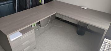 Complete hoek bureau  met kast beschikbaar voor biedingen