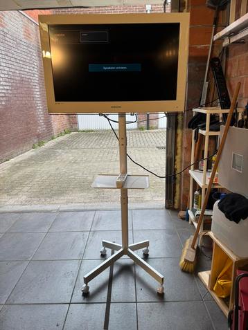 Samsung 32” tv op een statief. Perfecte staat. beschikbaar voor biedingen