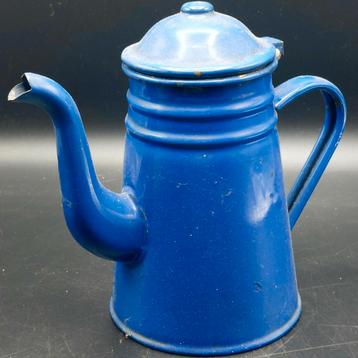 Vintage metalen koffiepot beschikbaar voor biedingen