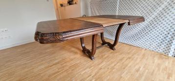 Antieke tafel met houtsnijwerk en verlengstuk