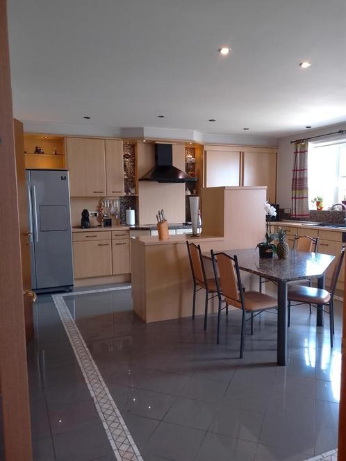 Instapklaar groot appartement + autostaanplaats, Immo, Huizen en Appartementen te koop