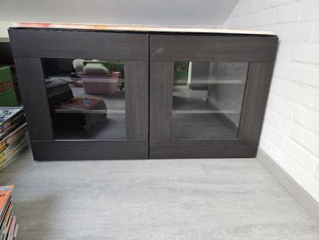 2 Armoires vitrine en bois de couleur noir disponible aux enchères