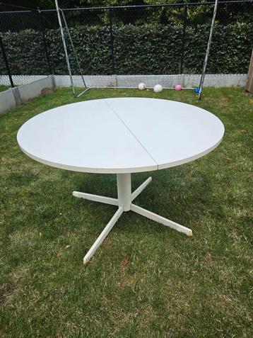Degelijke ronde tafel voor 4 pers uitrekbaar naar 6 pers beschikbaar voor biedingen