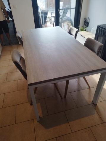 Krasvrije Tafel + 4 stoelen en dressoir kast beschikbaar voor biedingen
