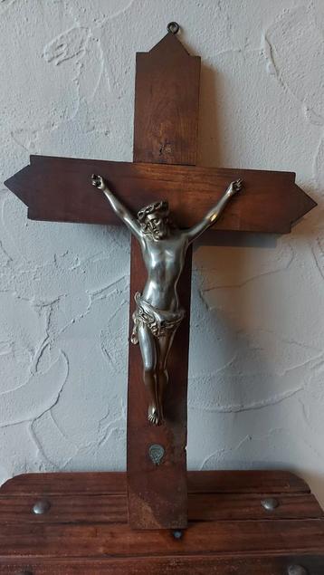 Antiek houten kruis met jezus beschikbaar voor biedingen