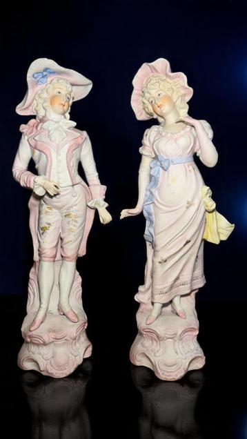 Elegant 19e-eeuws beeldenpaar in biscuitporselein -Louis XVI beschikbaar voor biedingen