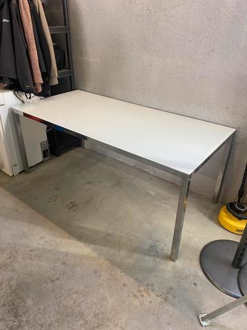 Eettafel met mat glazen blad en ijzeren onderstel beschikbaar voor biedingen